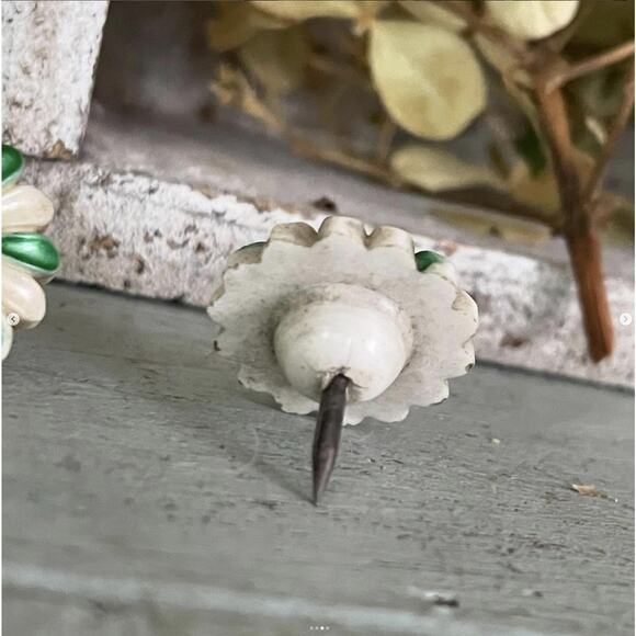 Vintage Push Pins Plastic Celluloid Flower Daisy Green White Cream SET OF 5 - Picture 4 of 4